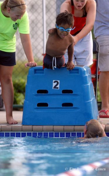 Imagini CUTREMURATOARE! A invatat sa inoate la 6 ani fara picioare si o mana! FOTO_13