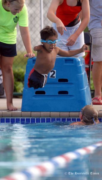 Imagini CUTREMURATOARE! A invatat sa inoate la 6 ani fara picioare si o mana! FOTO_14