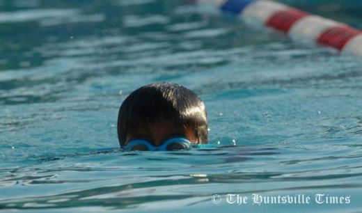 Imagini CUTREMURATOARE! A invatat sa inoate la 6 ani fara picioare si o mana! FOTO_19
