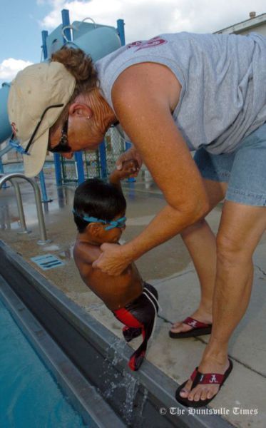Imagini CUTREMURATOARE! A invatat sa inoate la 6 ani fara picioare si o mana! FOTO_23