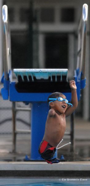 Imagini CUTREMURATOARE! A invatat sa inoate la 6 ani fara picioare si o mana! FOTO_5