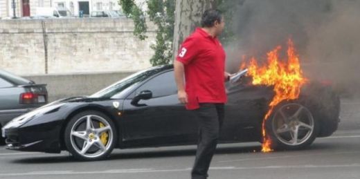 
	Imagini senzationale! Un Ferrari 458 de 200.000 euro a ARS in mijlocul strazii! FOTO
