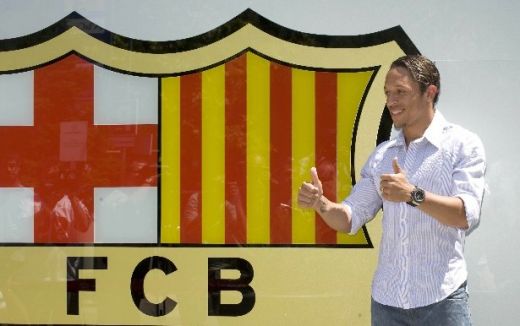VIDEO: Adriano, la prezentarea oficiala de pe Nou Camp! Va dona o parte din venituri veteranilor Barcei_10