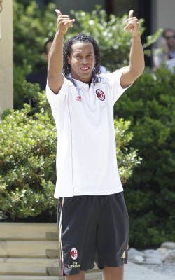 Berlusconi, huiduit la reunirea Milanului! Vezi ce mesaje au avut fanii si cum l-au primit pe Ronaldinho!_12
