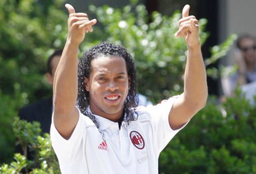 Berlusconi, huiduit la reunirea Milanului! Vezi ce mesaje au avut fanii si cum l-au primit pe Ronaldinho!_3