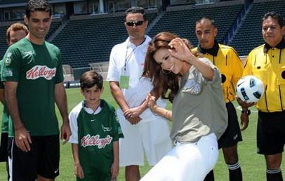 Ea este cea mai sexy fotbalista: Eva Longoria a jucat fotbal pe tocuri! FOTO si VIDEO:_1