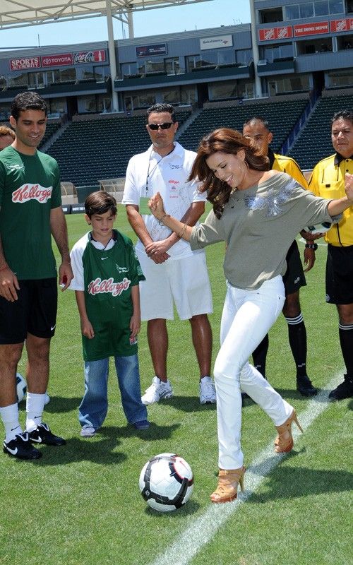 Ea este cea mai sexy fotbalista: Eva Longoria a jucat fotbal pe tocuri! FOTO si VIDEO:_2