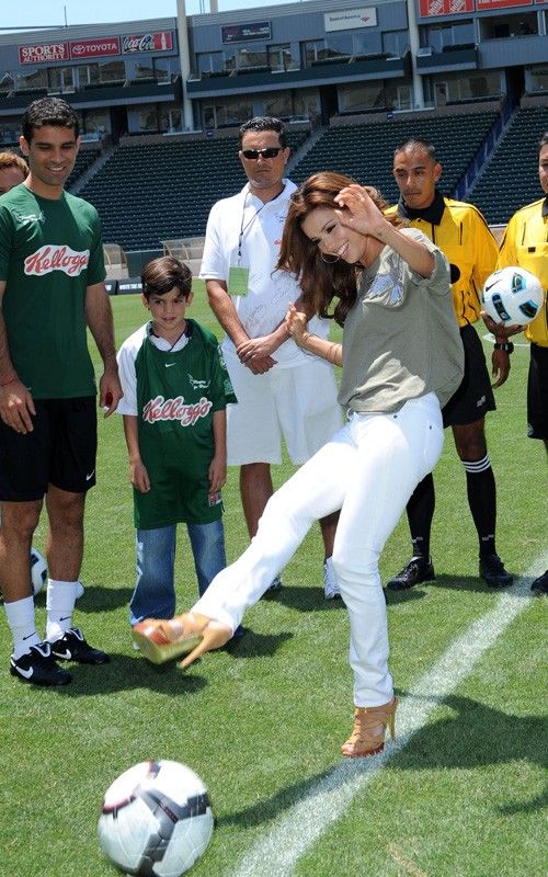 Ea este cea mai sexy fotbalista: Eva Longoria a jucat fotbal pe tocuri! FOTO si VIDEO:_13