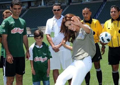 Ea este cea mai sexy fotbalista: Eva Longoria a jucat fotbal pe tocuri! FOTO si VIDEO:_14