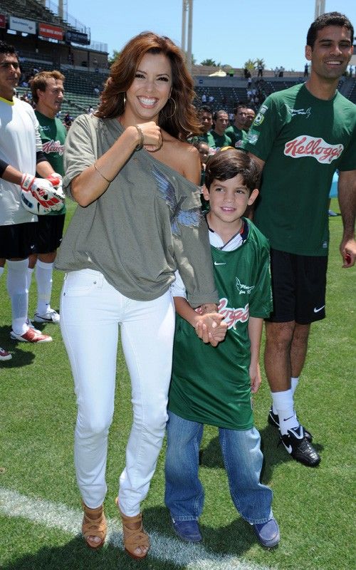 Ea este cea mai sexy fotbalista: Eva Longoria a jucat fotbal pe tocuri! FOTO si VIDEO:_3