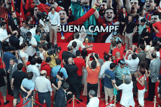 FOTO / Nebunie la Madrid! Mii de spanioli stau ore intregi la coada pentru a vedea trofeul Cupei Mondiale_5
