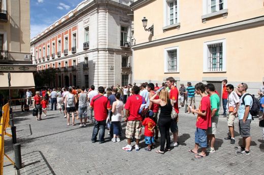 FOTO / Nebunie la Madrid! Mii de spanioli stau ore intregi la coada pentru a vedea trofeul Cupei Mondiale_7