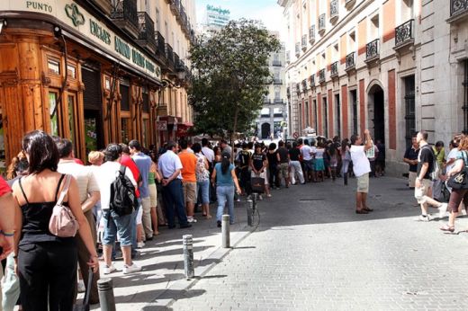 FOTO / Nebunie la Madrid! Mii de spanioli stau ore intregi la coada pentru a vedea trofeul Cupei Mondiale_8