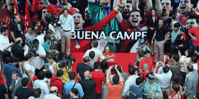 FOTO / Nebunie la Madrid! Mii de spanioli stau ore intregi la coada pentru a vedea trofeul Cupei Mondiale_10