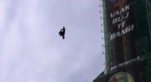 
	Super cascadorie! Un motociclist isi insceneaza moartea, cu un salt sinucigas! VEZI VIDEO!
