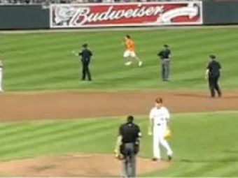 
	VIDEO: Cum si-a batut joc un suporter de 20 de politisti burtosi la un meci de baseball!
