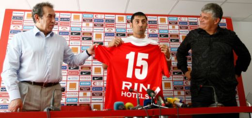 VIDEO: Danciulescu, prezentat la Dinamo! I-a luat tricoul lui Bratu: "O sa ma retrag de aici!"_2