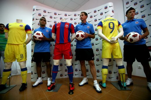VIDEO: Steaua si-a tras echipament GALBEN! Vezi aici noile tricouri!_11