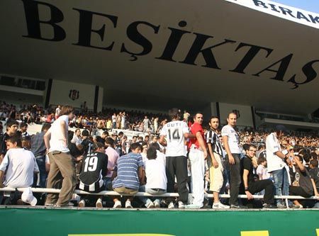 Vezi cum a fost primit Guti de cei 20.000 de spectatori pe stadionul lui Besiktas! VIDEO_5