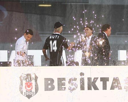 Vezi cum a fost primit Guti de cei 20.000 de spectatori pe stadionul lui Besiktas! VIDEO_9