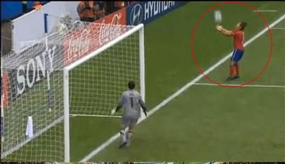 
	Cel mai EVIDENT penalty din ISTORIE: a prins mingea in maini! VIDEO
