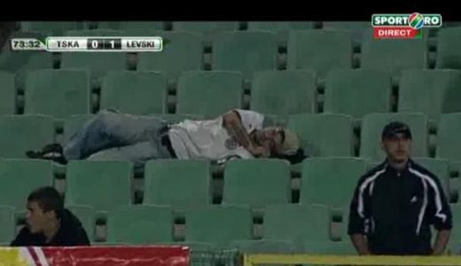 
	IMAGINEA ANULUI! A adormit in tribuna! Asa se traieste derbyul Steaua - Dinamo al Bulgariei! VIDEO :))
