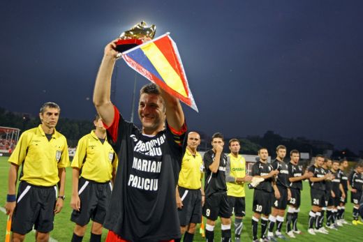 FOTO! Andrei Cristea a primit trofeul de golgeter al Ligii I!_2