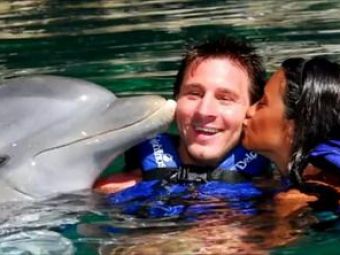 
	SUPER VIDEO / Messi si iubita sa au inotat si s-au pupat cu un delfin:
