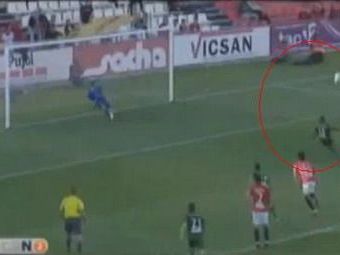 
	Cel mai penibil penalty din ISTORIE: a iesit mingea&nbsp;in afara&nbsp;stadionului :))&nbsp;VIDEO

