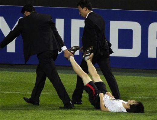 E mort sau viu? Cum sunt CARATI in Coreea cei care intrerup meciul Barcelonei!_1