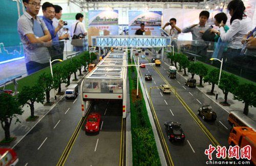 VIDEO si FOTO: Chinezii lanseaza autobuzul viitorului: il poti depasi pe dedesubt si nu polueaza deloc!_2