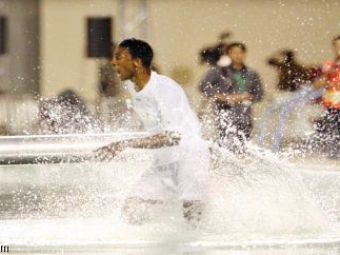 
	VIDEO / El este singurul fotbalist care a facut baie in PISCINA in timpul unui meci! :))

