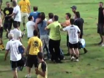 
	VIDEO Antrenorul lui AEK ATENA&nbsp; batut cu pumnii si picioarele de proprii fani! Vezi de ce!
