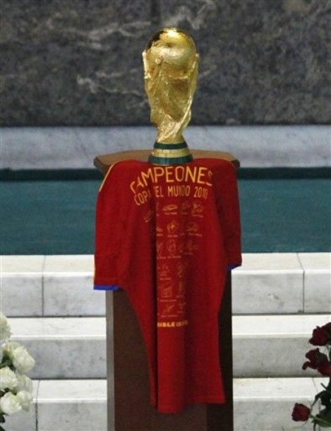 POZA ZILEI / Mexicanii au expus trofeul Cupei Mondiale intr-o biserica! Parintele a ridicat-o exact ca Iker :))_12