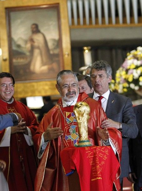 POZA ZILEI / Mexicanii au expus trofeul Cupei Mondiale intr-o biserica! Parintele a ridicat-o exact ca Iker :))_13