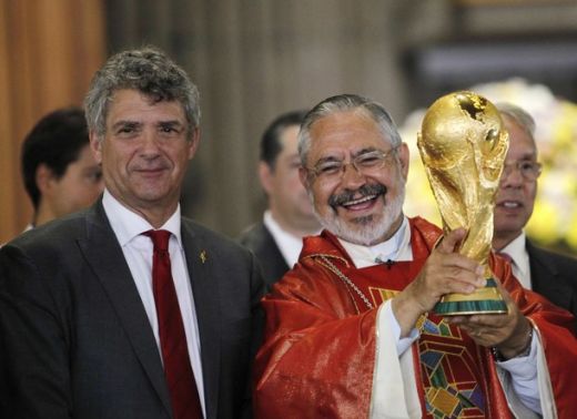 POZA ZILEI / Mexicanii au expus trofeul Cupei Mondiale intr-o biserica! Parintele a ridicat-o exact ca Iker :))_9