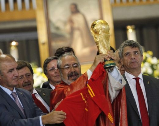 POZA ZILEI / Mexicanii au expus trofeul Cupei Mondiale intr-o biserica! Parintele a ridicat-o exact ca Iker :))_10