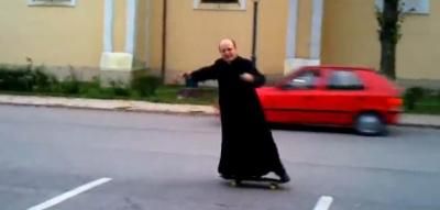 FAZA ZILEI / Poti sa faci ce face popa? Trucuri pe placa de skateboard in haine de preot :)_1