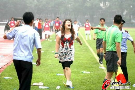 FOTO Ce noroc au arbitrii romani ca femeile nu prea merg la stadion! O fata a batut MAR un arbitru in China!_1