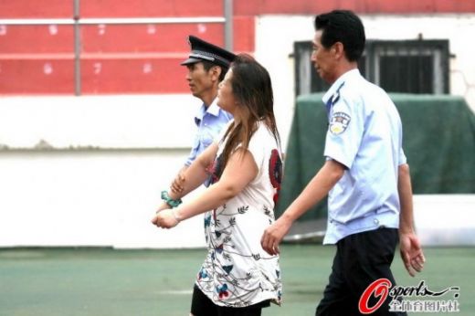 FOTO Ce noroc au arbitrii romani ca femeile nu prea merg la stadion! O fata a batut MAR un arbitru in China!_2