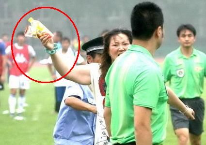FOTO Ce noroc au arbitrii romani ca femeile nu prea merg la stadion! O fata a batut MAR un arbitru in China!_9