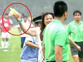 
	FOTO Ce noroc au arbitrii romani ca femeile nu prea merg la stadion! O fata a batut MAR un arbitru in China!
