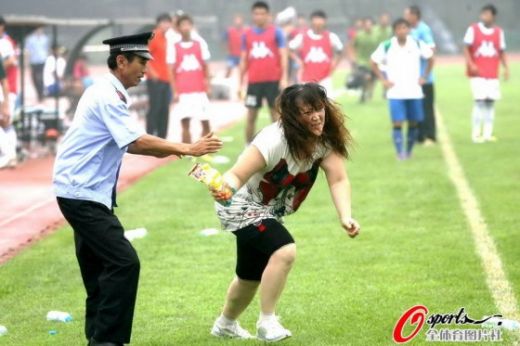 FOTO Ce noroc au arbitrii romani ca femeile nu prea merg la stadion! O fata a batut MAR un arbitru in China!_3