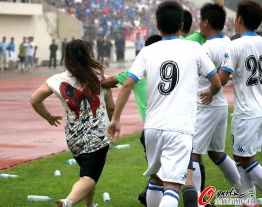 FOTO Ce noroc au arbitrii romani ca femeile nu prea merg la stadion! O fata a batut MAR un arbitru in China!_5