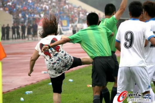 FOTO Ce noroc au arbitrii romani ca femeile nu prea merg la stadion! O fata a batut MAR un arbitru in China!_6