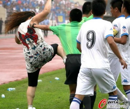 FOTO Ce noroc au arbitrii romani ca femeile nu prea merg la stadion! O fata a batut MAR un arbitru in China!_7