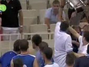 
	Bataie incredibila intre sarbi si greci la baschet! Un jucator s-a trezit cu un SCAUN in cap!
