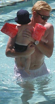FOTO / Becker si-a scos copilul si nevasta la piscina! Vezi imagini cu fostul tenisman si manechinul Lilly!_1