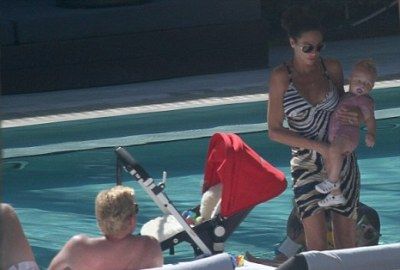 FOTO / Becker si-a scos copilul si nevasta la piscina! Vezi imagini cu fostul tenisman si manechinul Lilly!_2