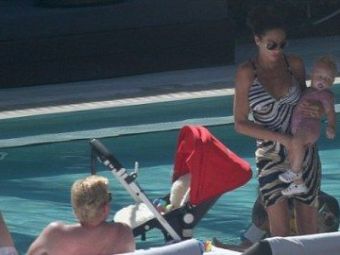 
	FOTO / Becker si-a scos copilul si nevasta la piscina! Vezi imagini cu fostul tenisman si manechinul Lilly!
